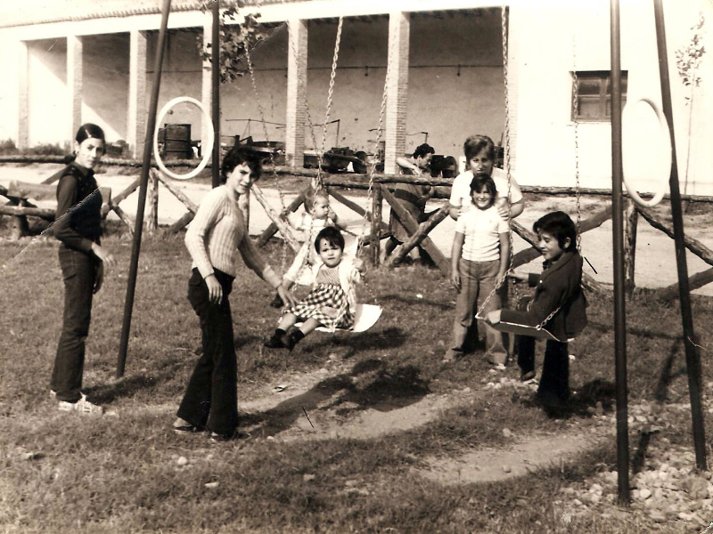 niños años 70 jugando en los columpios puzzle